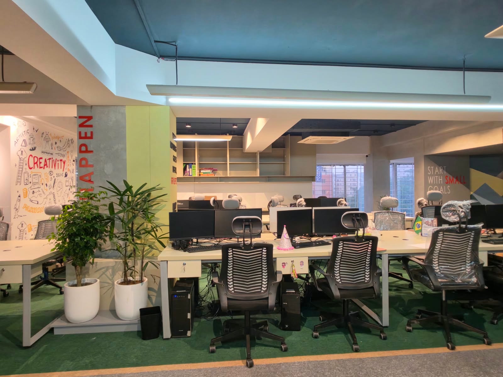 IMPIT workstations with plants and ergonomic chairs